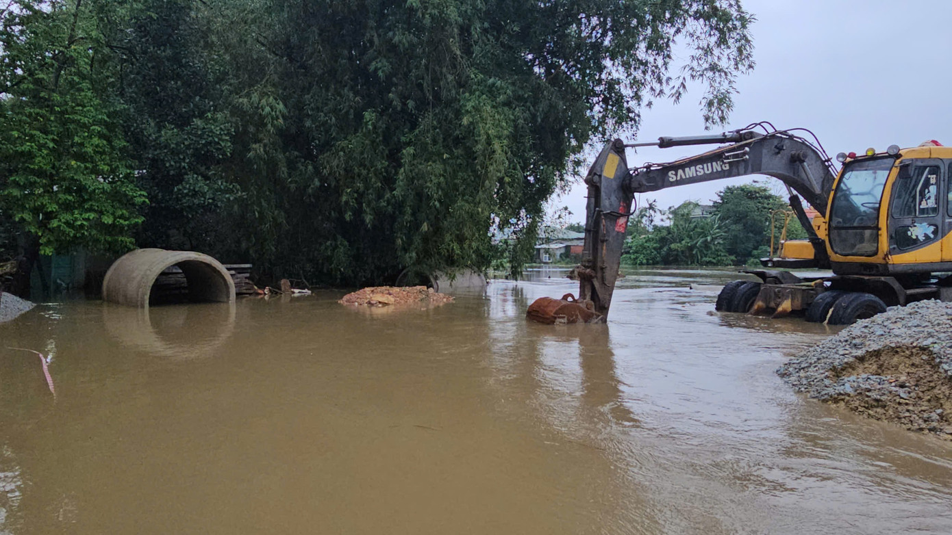 Phương tiện thi công cầu đường bị lũ uy hiếp. ngap-lut-hue-14.jpg