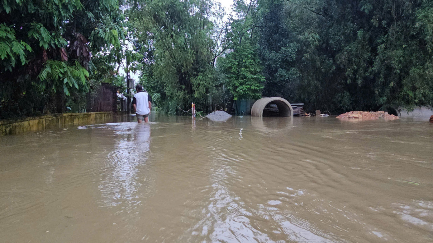 Tuyến đường Sông Như Ý (phường An Cựu) bị ngập trong lũ. ngap-lut-hue-11.jpg