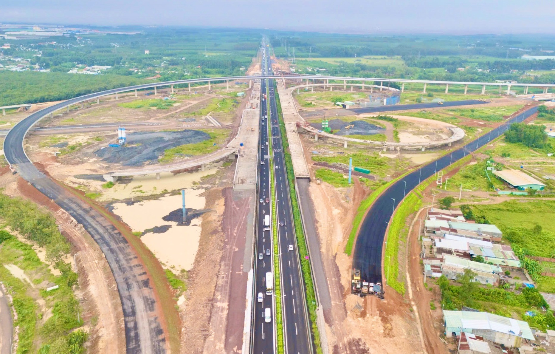 Sắp hoàn thành cao tốc 18.000 tỷ kết nối 2 tỉnh thành giàu có nhất cả nước- Ảnh 2.