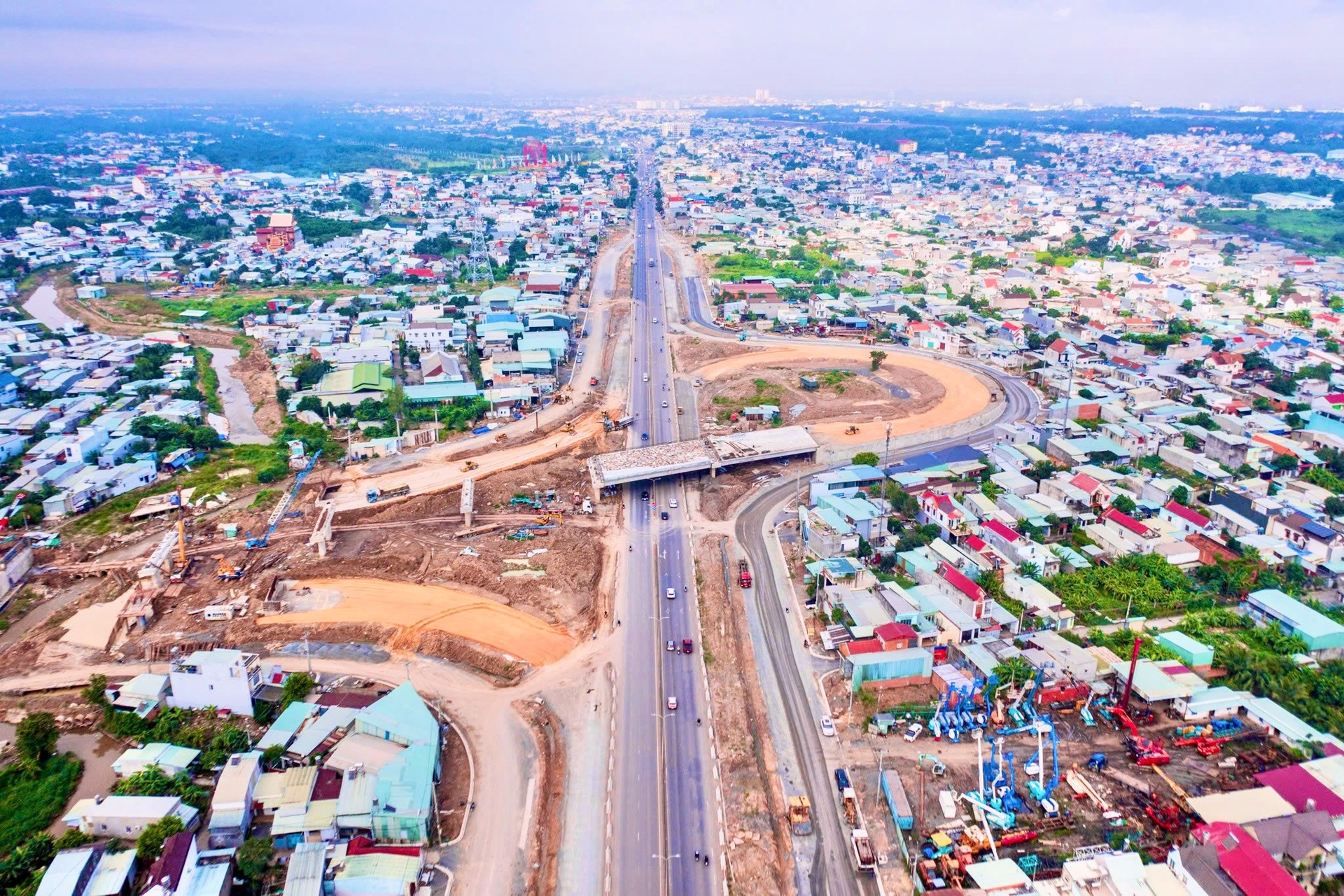 Sắp hoàn thành cao tốc 18.000 tỷ kết nối 2 tỉnh thành giàu có nhất cả nước- Ảnh 1.