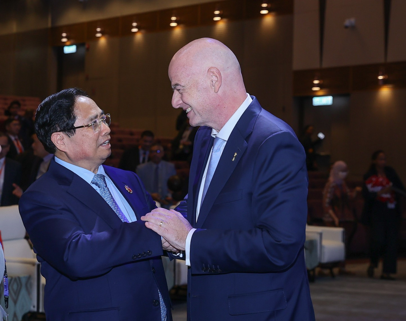 Thủ tướng Phạm Minh Chính và Chủ tịch FIFA Gianni Infantino trong cuộc gặp tại Malaysia, ngày 26/10. Ảnh: VGP img3998-17614707629651525404548.jpg