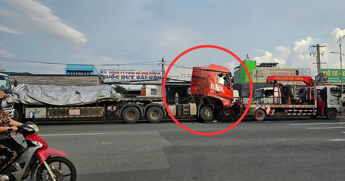 Xe đầu kéo chở sắt gặp sự cố, giao thông kẹt cứng nhiều giờ trên đường Lê Đức Anh