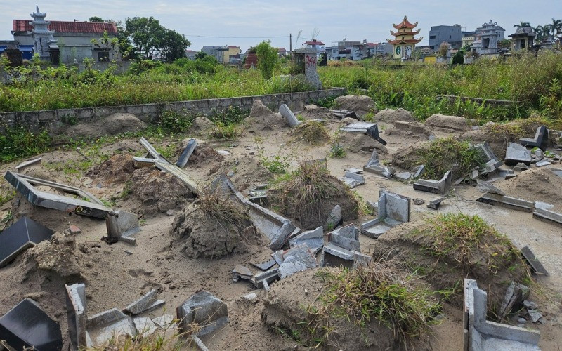 Hơn 220 ngôi mộ 'gió' tại đại dự án giao thông lớn bậc nhất phía Bắc chính thức bị phá dỡ- Ảnh 1. Hơn 220 ngôi mộ 'gió' tại đại dự án giao thông lớn bậc nhất phía Bắc chính thức bị phá dỡ- Ảnh 1.