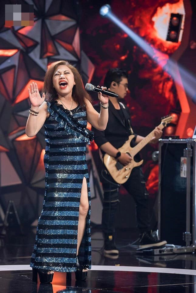 Nữ ca sĩ vỡ nợ hàng chục tỷ về quê nuôi heo, nay gặp biến cố sức khỏe, bị khó thở phải đi cấp cứu - ảnh 1