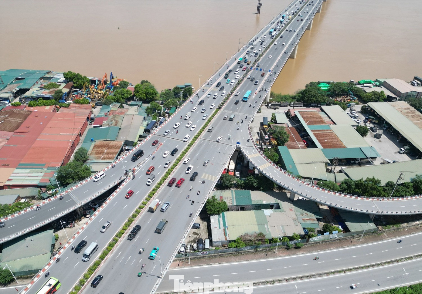 Cầu Vĩnh Tuy, một trong 18 cầu vượt sông Hồng được theo quy hoạch đã hoàn thành, đưa vào hoạt động. Ảnh: Trọng Đảng tp-8.jpg