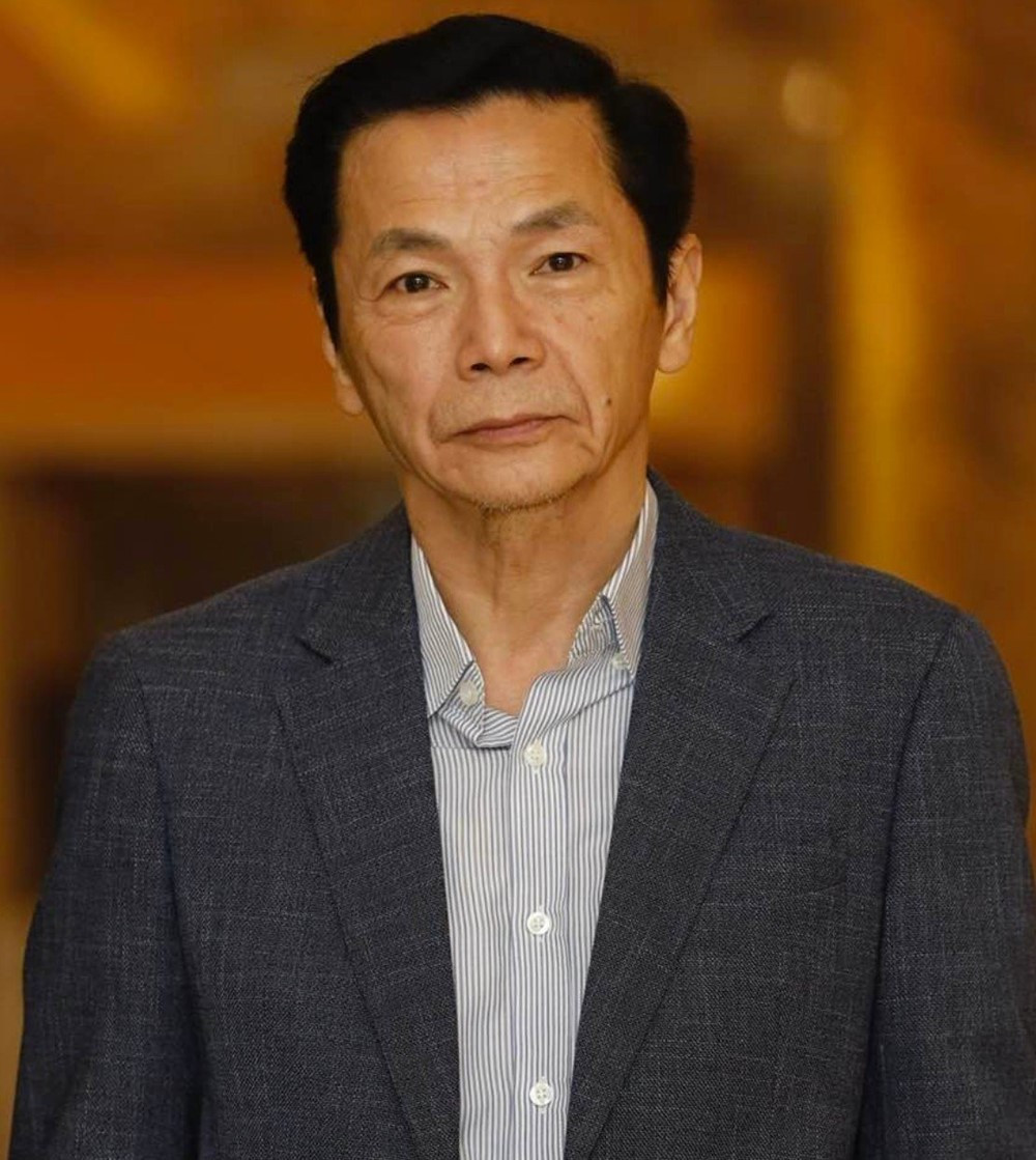 ‘Ông bố quốc dân’ từng mất 3 người thân trong một ngày, đi bộ 400km tìm cha: Cuộc sống U70 viên mãn, hạnh phúc với 'fan hâm mộ' kém 10 tuổi - ảnh 1