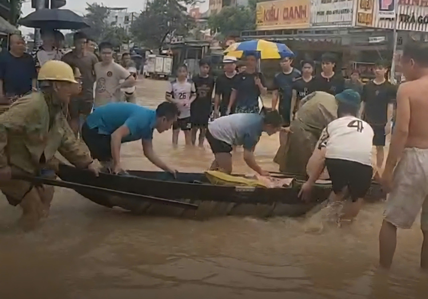 Người dân và cơ quan chức năng đưa nạn nhân đi cấp cứu. dua-nan-nhan-ngat-khi-di-cap-cuu.jpg