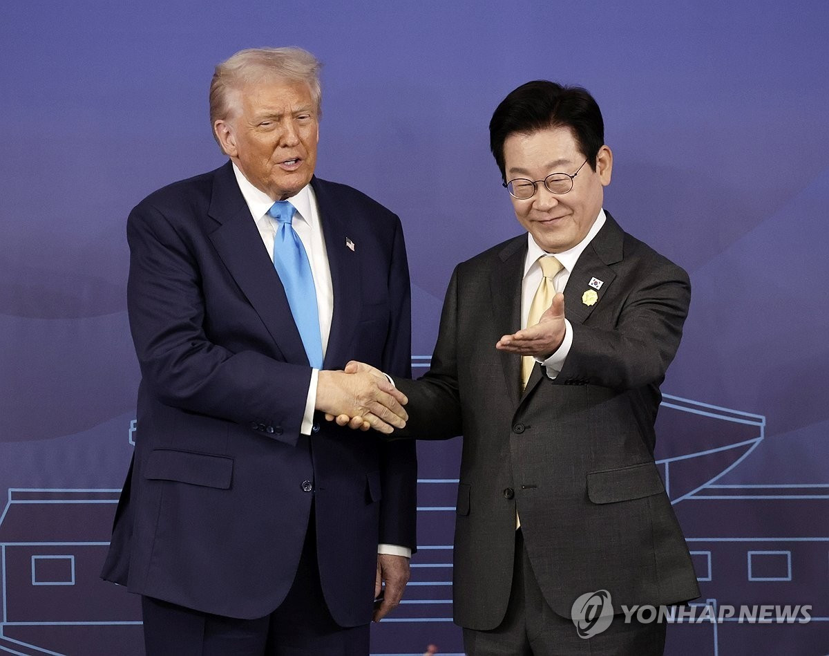 Tổng thống Mỹ Donald Trump và Tổng thống Hàn Quốc Lee Jae Myung. (Ảnh: Yonhap) pyh2025102921030031500-p4.jpg
