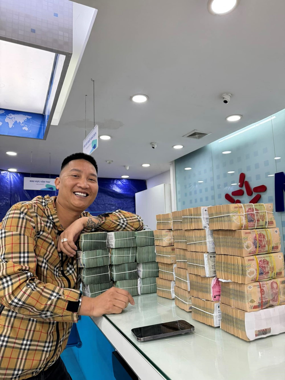 Huấn Hoa Hồng ‘hốt bạc’ từ đâu để tậu dàn siêu xe sang chảnh, thành lập công ty vốn trăm tỷ? - ảnh 3