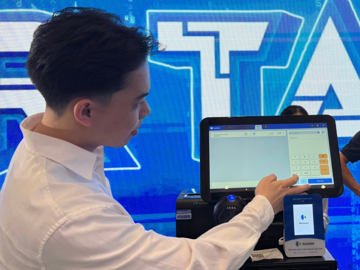 Cùng với việc nâng ngưỡng doanh thu, chuyên gia khuyến nghị triển khai hóa đơn điện tử từ máy tính tiền cho toàn bộ hộ kinh doanh, minh bạch dòng tiền. 43b8aaca1e6c9332ca7d.jpg