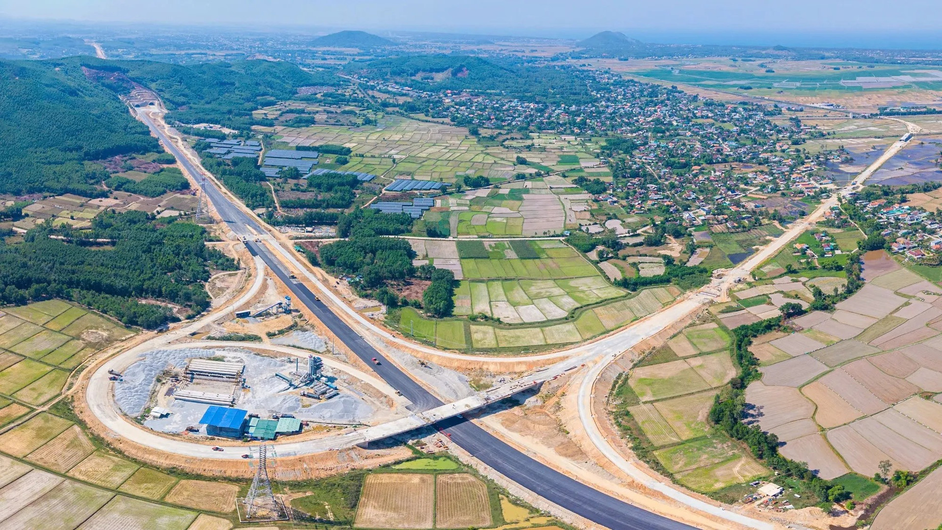 2 tháng nữa, chính thức thông xe toàn tuyến 6 cao tốc huyết mạch Bắc - Nam- Ảnh 1. 2 tháng nữa, chính thức thông xe toàn tuyến 6 cao tốc huyết mạch Bắc - Nam- Ảnh 1.