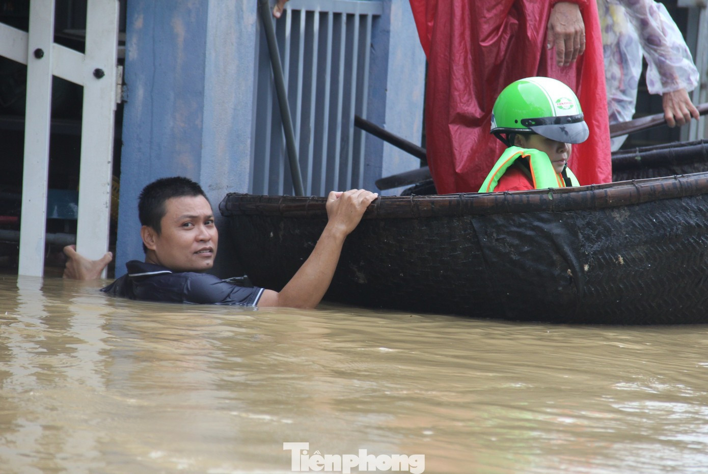 Người dân Đà Nẵng dùng thuyền thúng đưa người già, trẻ em đi sơ tán do ngập sâu. mua-lu-da-nang.jpg