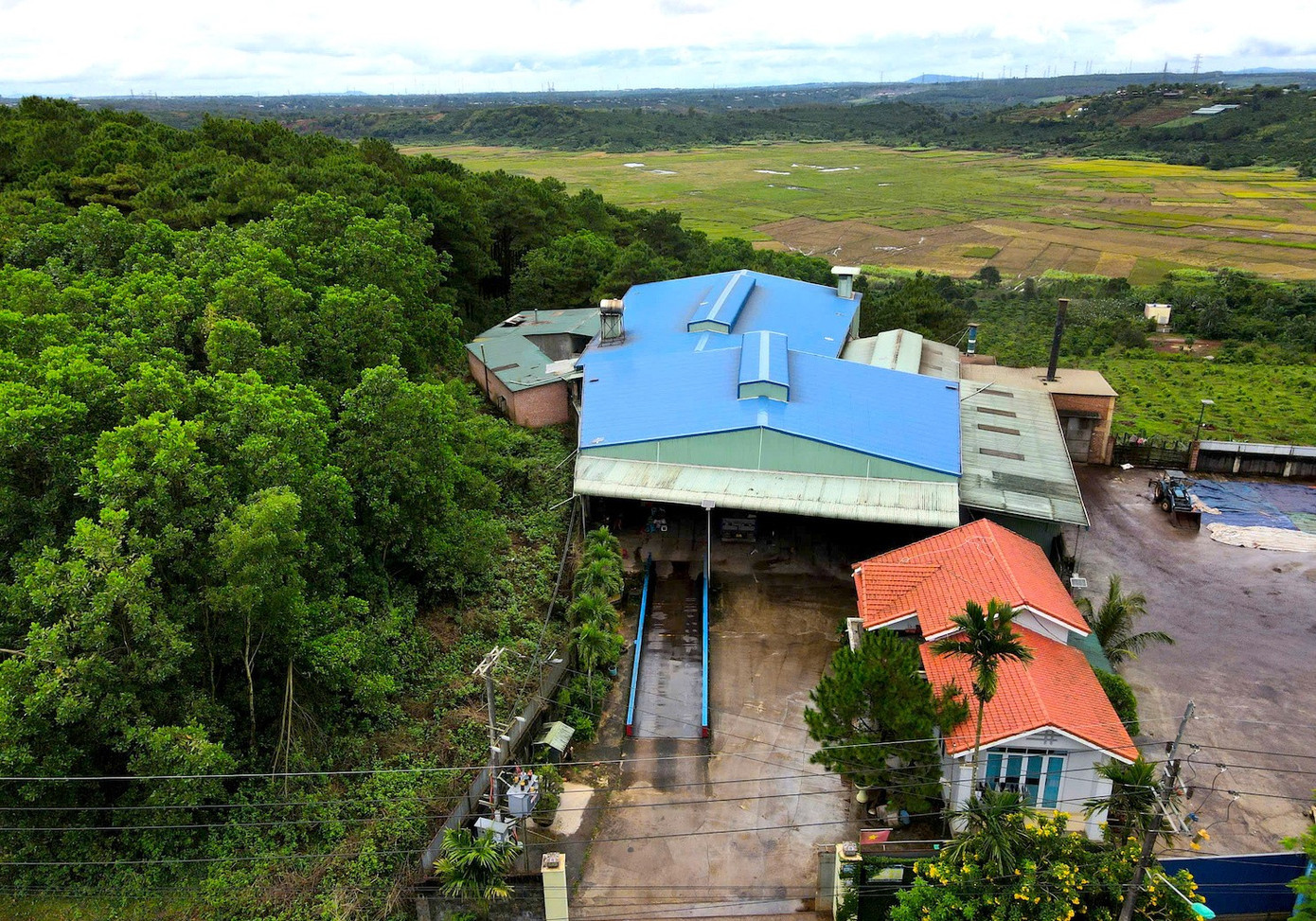 Kho xưởng có lắp đặt cân ô tô, hệ thống camera. 5.jpg