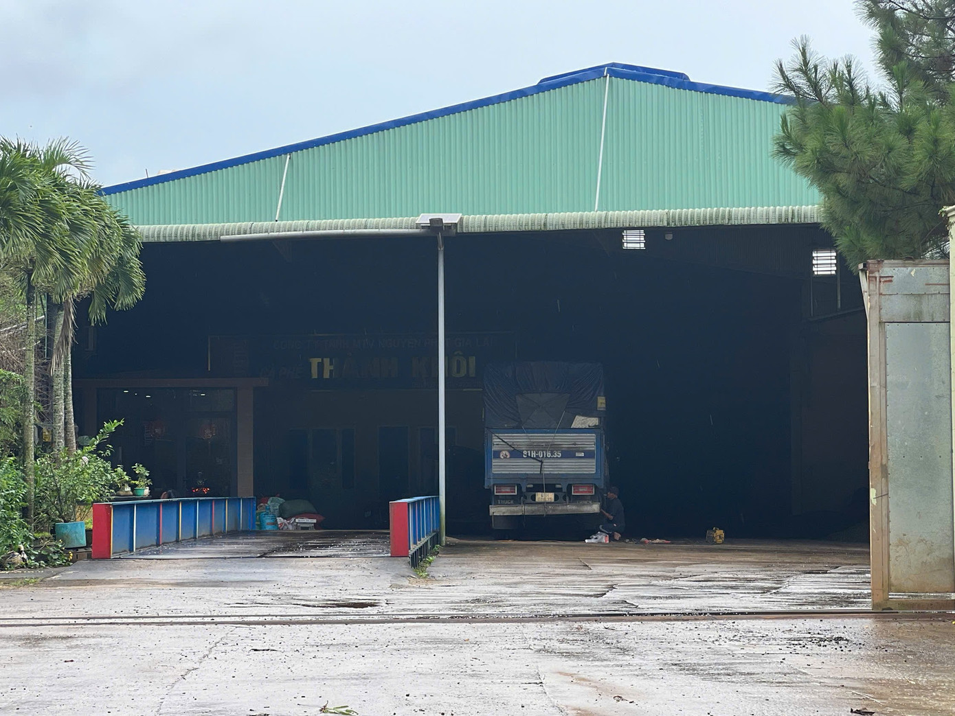 Ghi nhận của phóng viên ngày 28/10, có một số người, xe tải ở kho xưởng của công ty. 7.jpg