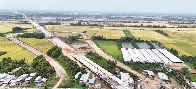 2 tháng nữa, chính thức thông xe toàn tuyến 6 cao tốc huyết mạch Bắc - Nam- Ảnh 2. 2 tháng nữa, chính thức thông xe toàn tuyến 6 cao tốc huyết mạch Bắc - Nam- Ảnh 2.