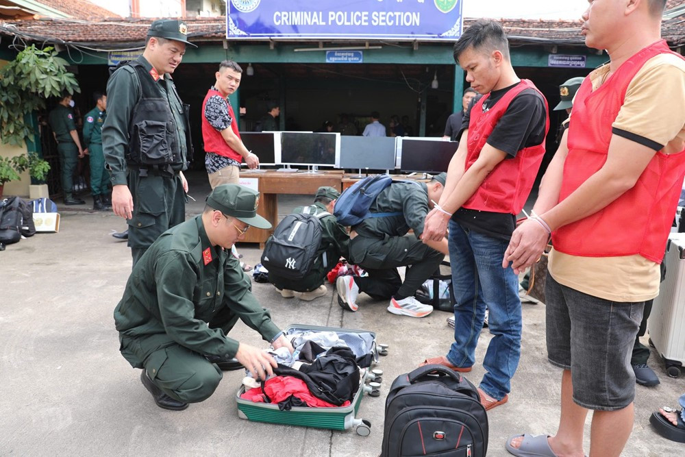 Bắt giữ 59 người Việt giả mạo công an, shipper lừa đảo 300 tỷ đồng của 8.000 nạn nhân - ảnh 1