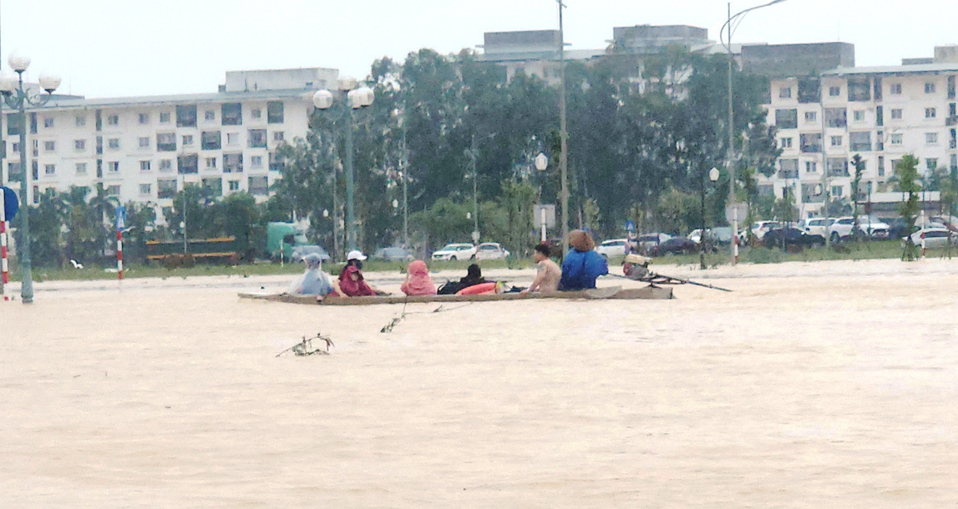 Người dân bất chấp nguy hiểm khi dùng đò nhỏ, trên người không mặc áo phao, để di chuyển qua những lũ xiết, ngập sâu ở Huế. 20251028-094957.jpg