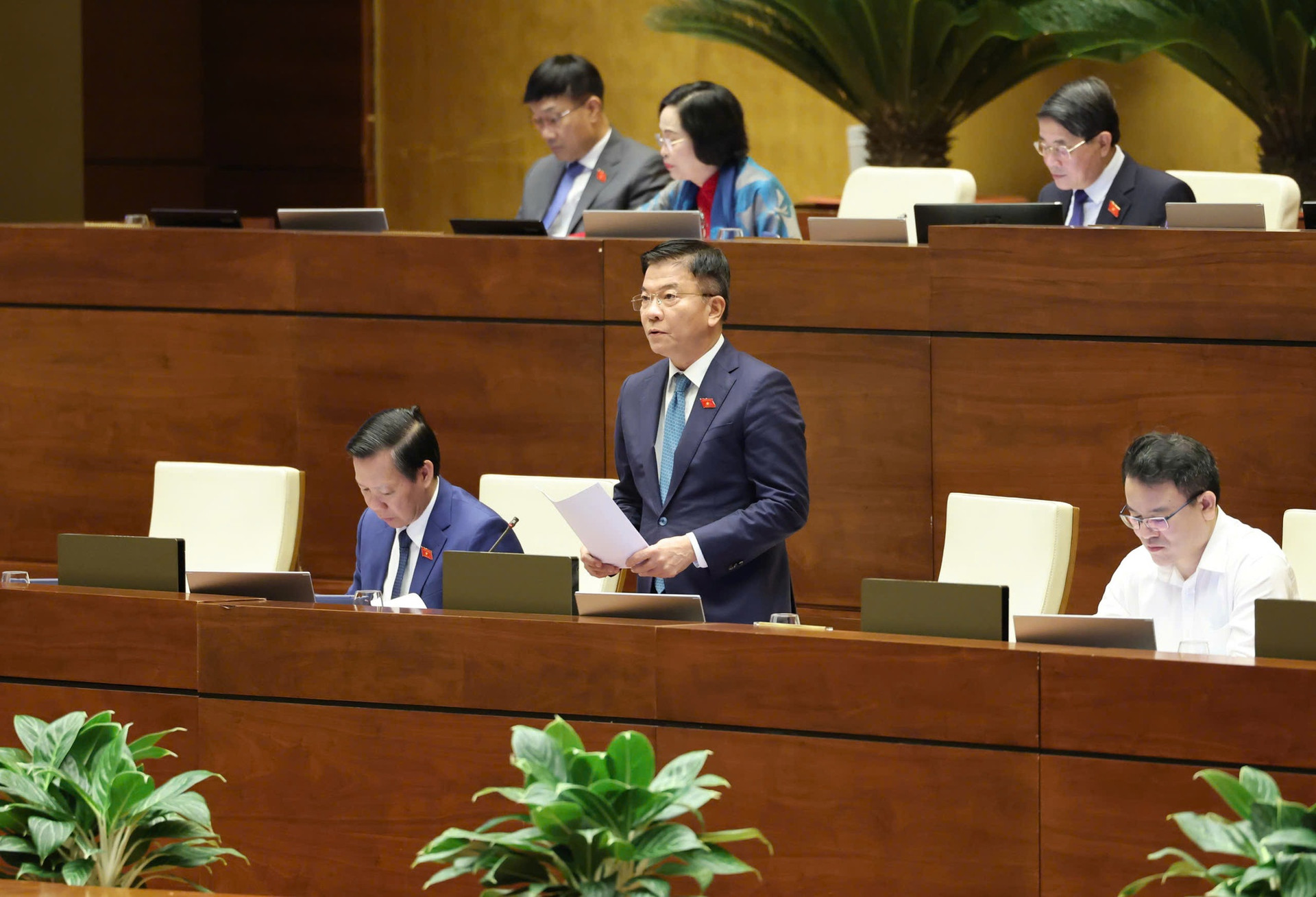 Phó Thủ tướng Lê Thành Long: Nợ công thấp hơn nhiều giới hạn quy định; chi đầu tư phát triển sẽ chiếm 40%- Ảnh 4.