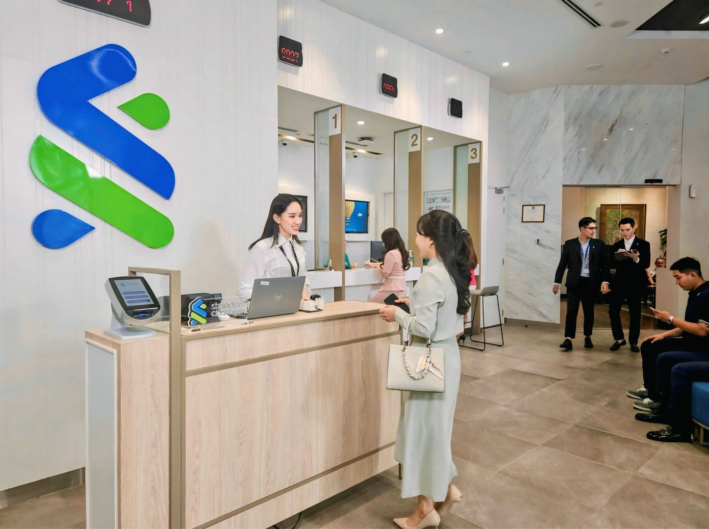 Ngân hàng Standard Chartered nâng dự báo tăng trưởng GDP năm 2025 lên 7,5% - trước đó ở mức 6,1%. standard-chartered-branch-office-in-hannoi.jpg