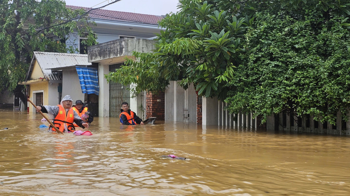 Một trường hợp bị chìm ghe khi di chuyển trên tuyến đường ngập lụt Đặng Văn Ngữ (phường An Cựu, Huế). 1361439035244798460.jpg