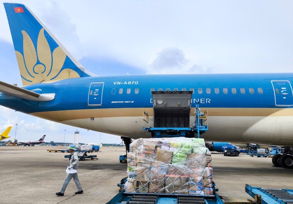 Vietnam Airlines miễn phí vận chuyển hàng cứu trợ đến miền Trung - ảnh 1