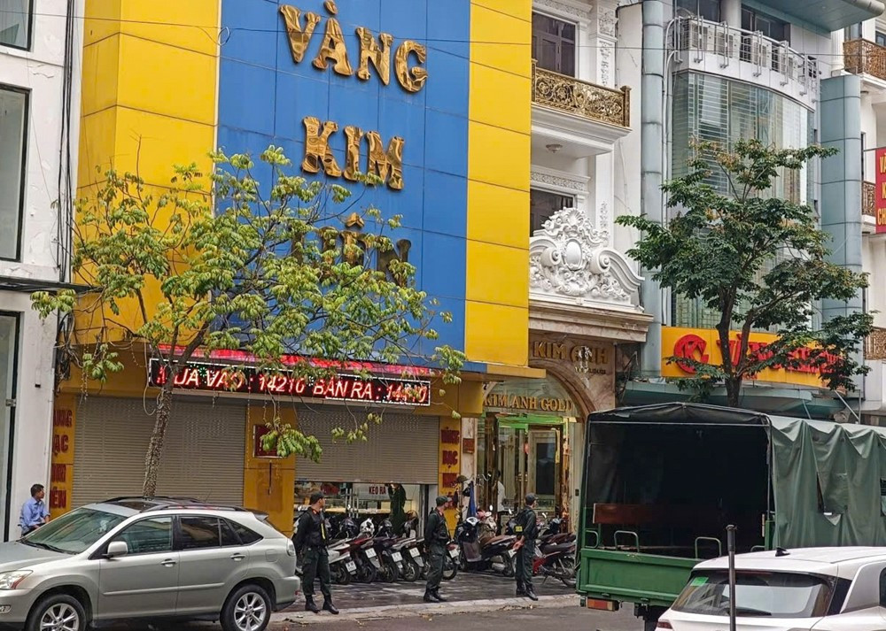 Phong tỏa, khám xét loạt tiệm vàng nổi tiếng ở Thanh Hóa - ảnh 3