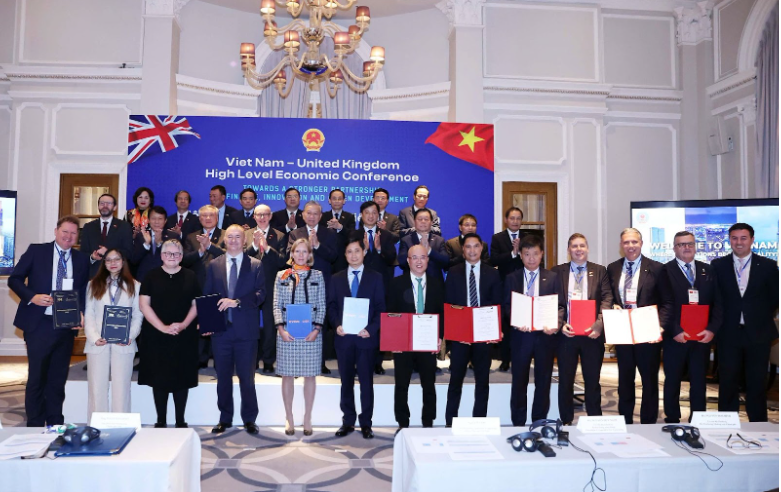 FPT và CLB bóng đá Chelsea trao thỏa thuận hợp tác trước sự chứng kiến của Tổng Bí thư FPT và CLB bóng đá Chelsea trao thỏa thuận hợp tác trước sự chứng kiến của Tổng Bí thư