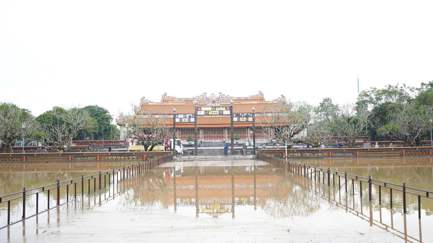 Nước lũ đã rút gần hết ở cầu Trung Đạo bắc qua hồ Thái Dịch dẫn vào điện Thái Hòa - Đại Nội Huế. ptt-mai-van-chinh-3.jpg