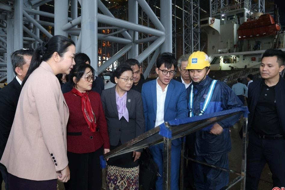 Lãnh đạo Lào ấn tượng trước sự phát triển tại khu kinh tế 19 tỷ USD của Việt Nam Lãnh đạo Lào ấn tượng trước sự phát triển tại khu kinh tế 19 tỷ USD của Việt Nam