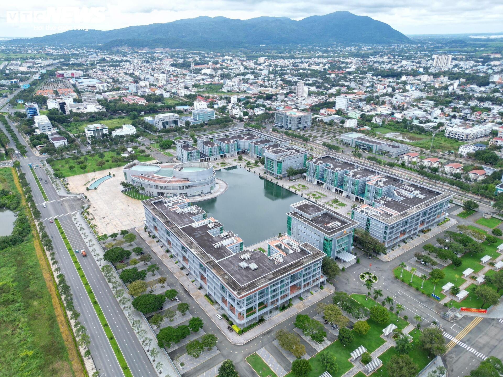 TP giàu nhất Việt Nam dự kiến dùng trung tâm hành chính nghìn tỷ làm trường học- Ảnh 2.