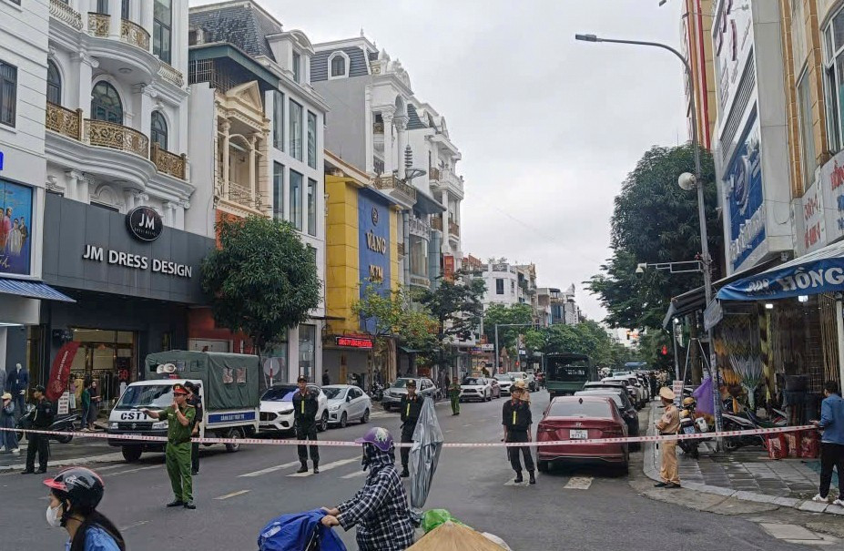 Phong tỏa, khám xét loạt tiệm vàng nổi tiếng ở Thanh Hóa - ảnh 1