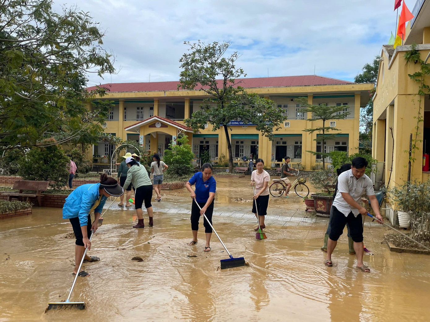 Ra quân tổng vệ sinh môi trường. tong-ve-sinh-8-1.jpg