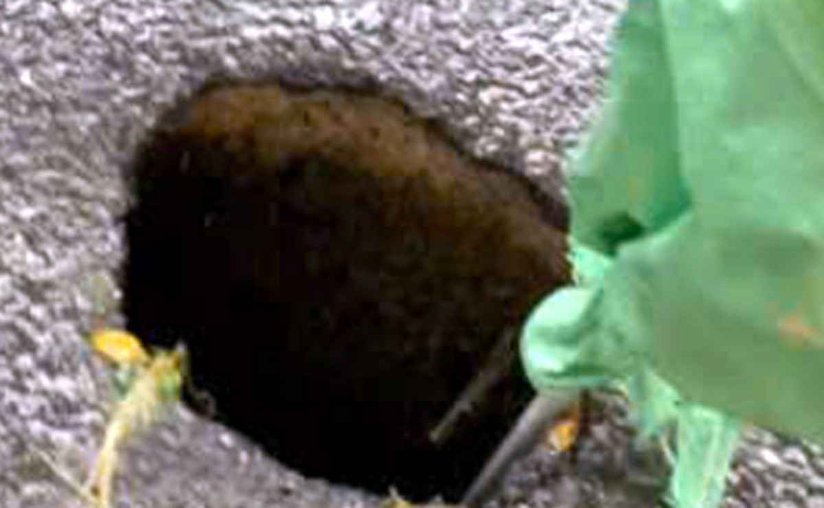 Hố sụt trên đường Trần Hưng Đạo. Ảnh: Nghĩa Đ. img-0933.jpg