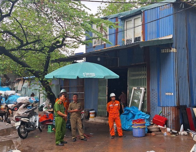 Một công trình vi phạm tại phường Yên Hòa, Hà Nội bị lực lượng chức năng cắt điện, nước. image-1-5365.jpg