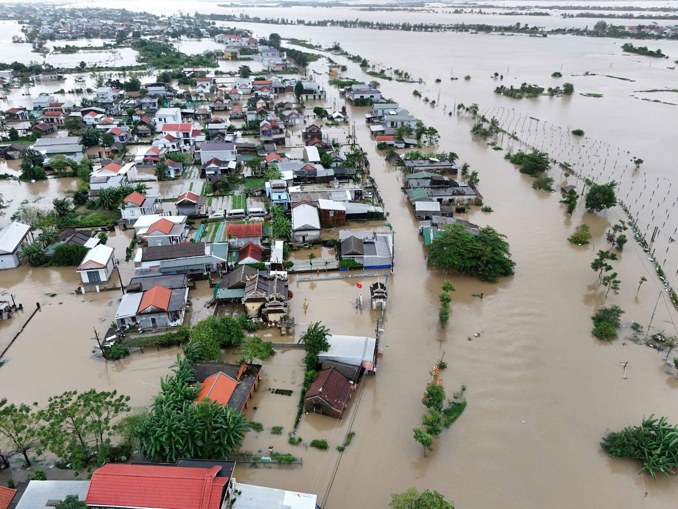 Vùng rốn lũ Hóa Châu vẫn còn ngập nước. ngap-lut-hoa-chau.jpg
