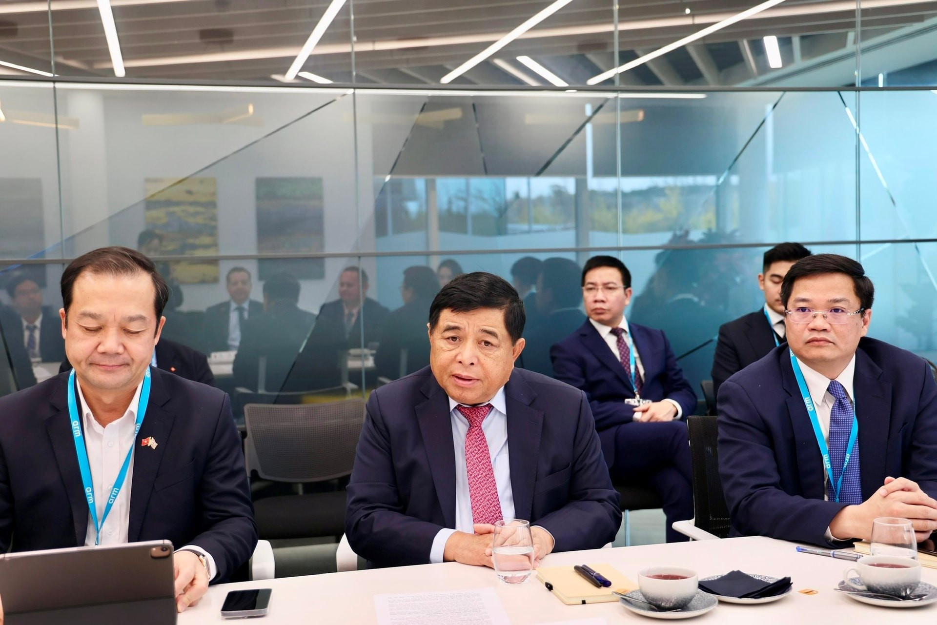 Làm việc với tập đoàn nắm 99% thị phần CPU cho thiết bị di động, Phó Thủ tướng đưa ra lời đề nghị đáng chú ý Làm việc với tập đoàn nắm 99% thị phần CPU cho thiết bị di động, Phó Thủ tướng đưa ra lời đề nghị đáng chú ý