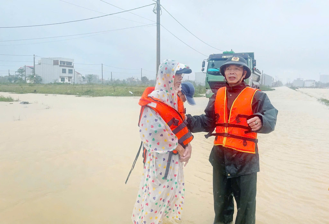 Phó Chủ tịch UBND TP Huế Phan Quý Phương trực tiếp chỉ đạo tìm kiếm người bị nước lũ cuốn trôi tại phường Thanh Thủy. phan-quy-phuong.jpg