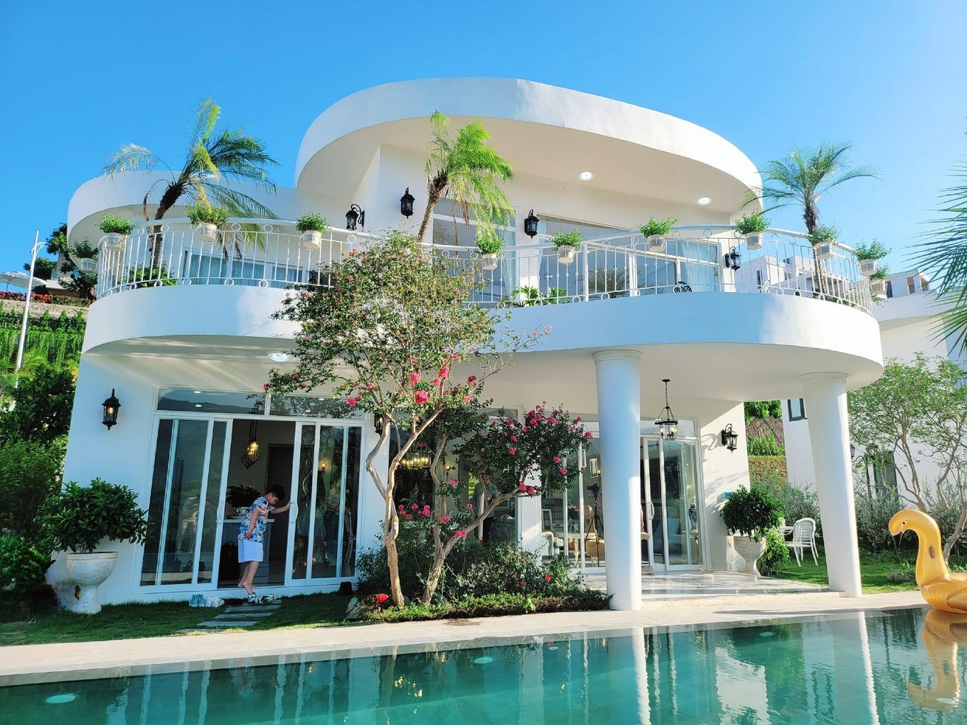 Thay áo mới cho căn biệt thự 3 mặt tiền đắt đỏ, vợ chồng diễn viên Mạnh Trường hé lộ về bí quyết phong thủy- Ảnh 5. Thay áo mới cho căn biệt thự 3 mặt tiền đắt đỏ, vợ chồng diễn viên Mạnh Trường hé lộ về bí quyết phong thủy- Ảnh 5.