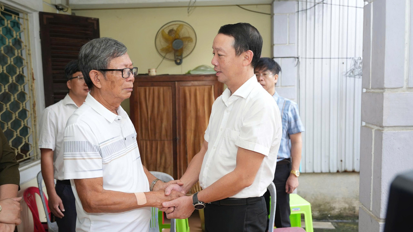 Chủ tịch UBND TP Huế Phan Thiên Định thăm hỏi, động viên gia đình chính sách bị thiệt hại do mưa lũ. phan-thien-dinh.jpg