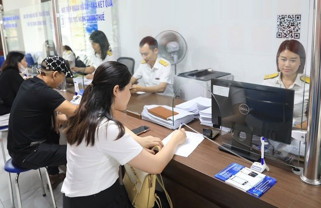 Cơ quan thuế cam kết xử lý, giải đáp mọi vướng mắc của hộ kinh doanh trong vòng 24h. Ảnh minh họa. nop-thue-17276748193761004131066.jpg