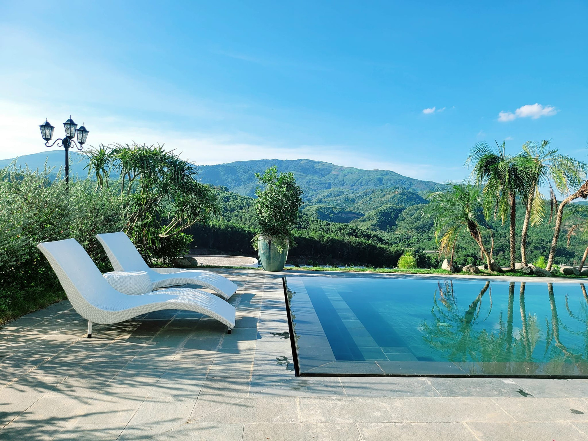 Thay áo mới cho căn biệt thự 3 mặt tiền đắt đỏ, vợ chồng diễn viên Mạnh Trường hé lộ về bí quyết phong thủy- Ảnh 6. Thay áo mới cho căn biệt thự 3 mặt tiền đắt đỏ, vợ chồng diễn viên Mạnh Trường hé lộ về bí quyết phong thủy- Ảnh 6.