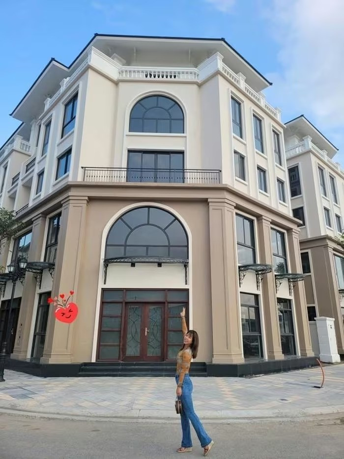 Thay áo mới cho căn biệt thự 3 mặt tiền đắt đỏ, vợ chồng diễn viên Mạnh Trường hé lộ về bí quyết phong thủy- Ảnh 1. Thay áo mới cho căn biệt thự 3 mặt tiền đắt đỏ, vợ chồng diễn viên Mạnh Trường hé lộ về bí quyết phong thủy- Ảnh 1.