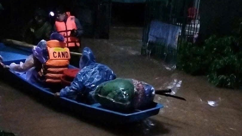 Trong đêm nước lũ dâng cao, lực lượng chức năng triển khai biện pháp ứng phó. (Ảnh Cẩm Duệ) 283f6d11ce5a42041b4b-3511.jpg