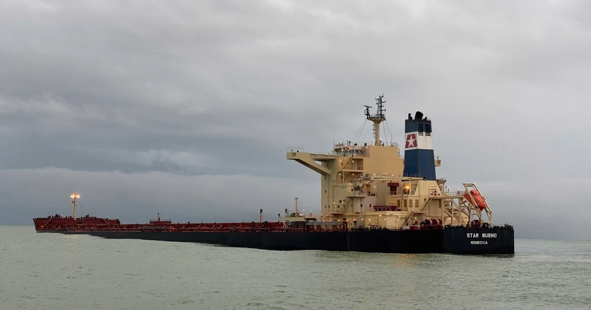 Tàu chở gần 175.000 tấn quặng sắt mắc cạn ở vùng biển Dung Quất