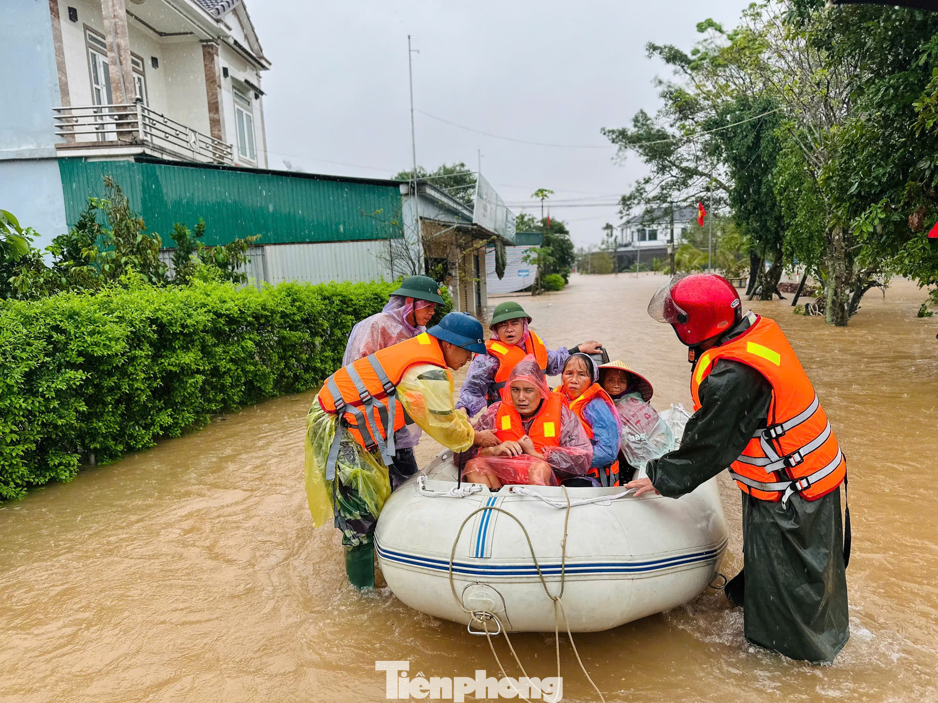 Gia đình bà Bùi Thị Tâm được đội cứu hộ đưa đi sơ tán. tp-sjjssl.jpg