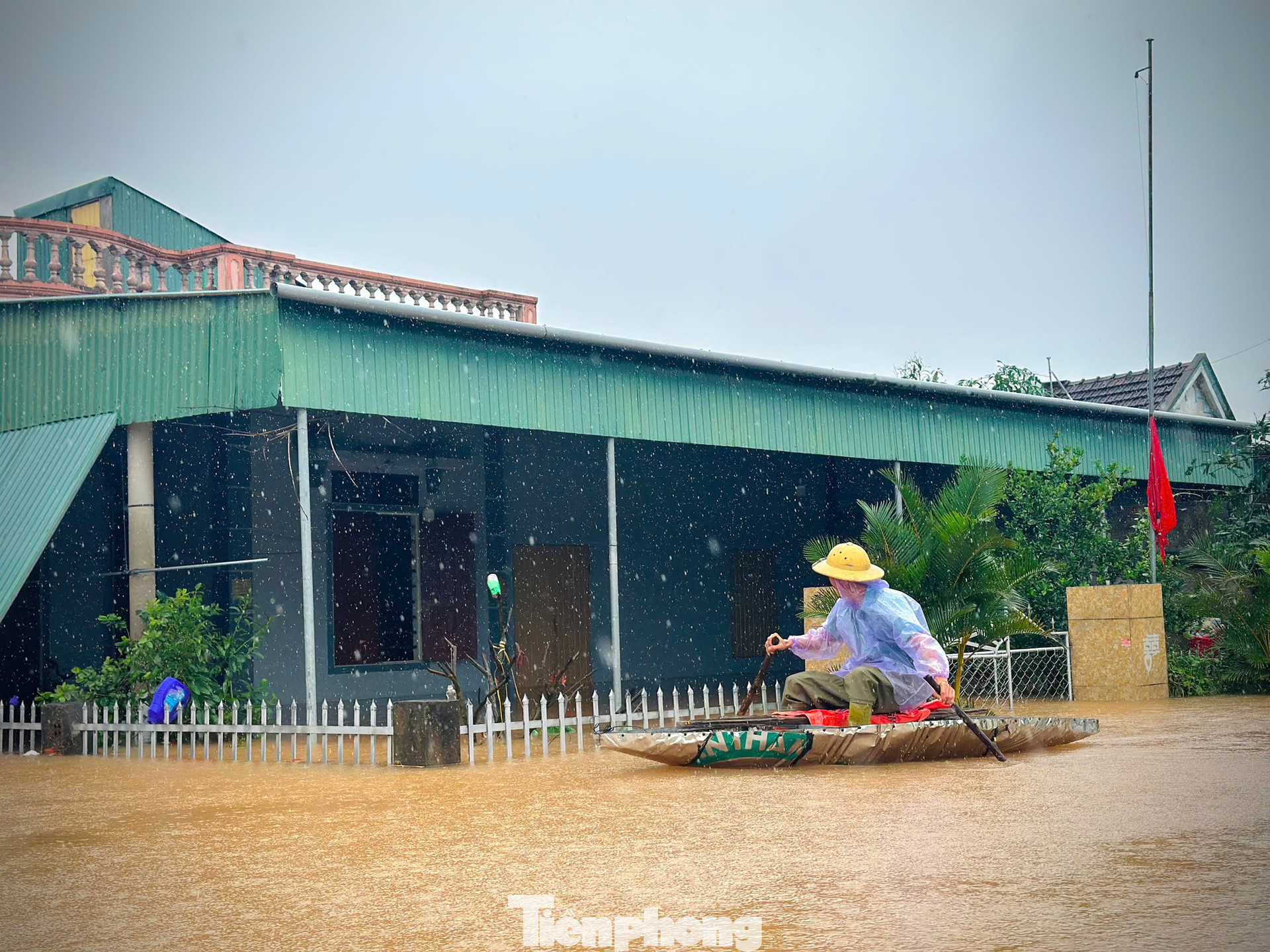 Tại xã Cẩm Duệ có hàng ngàn hộ dân bị ngập, cô lập do mưa lũ. tp-jskssslk.jpg