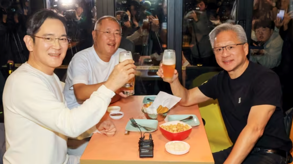 Chủ tịch Samsung ‘gây sốt’ vì câu cà khịa Apple trên sân khấu cùng CEO Nvidia Jensen Huang - ảnh 2