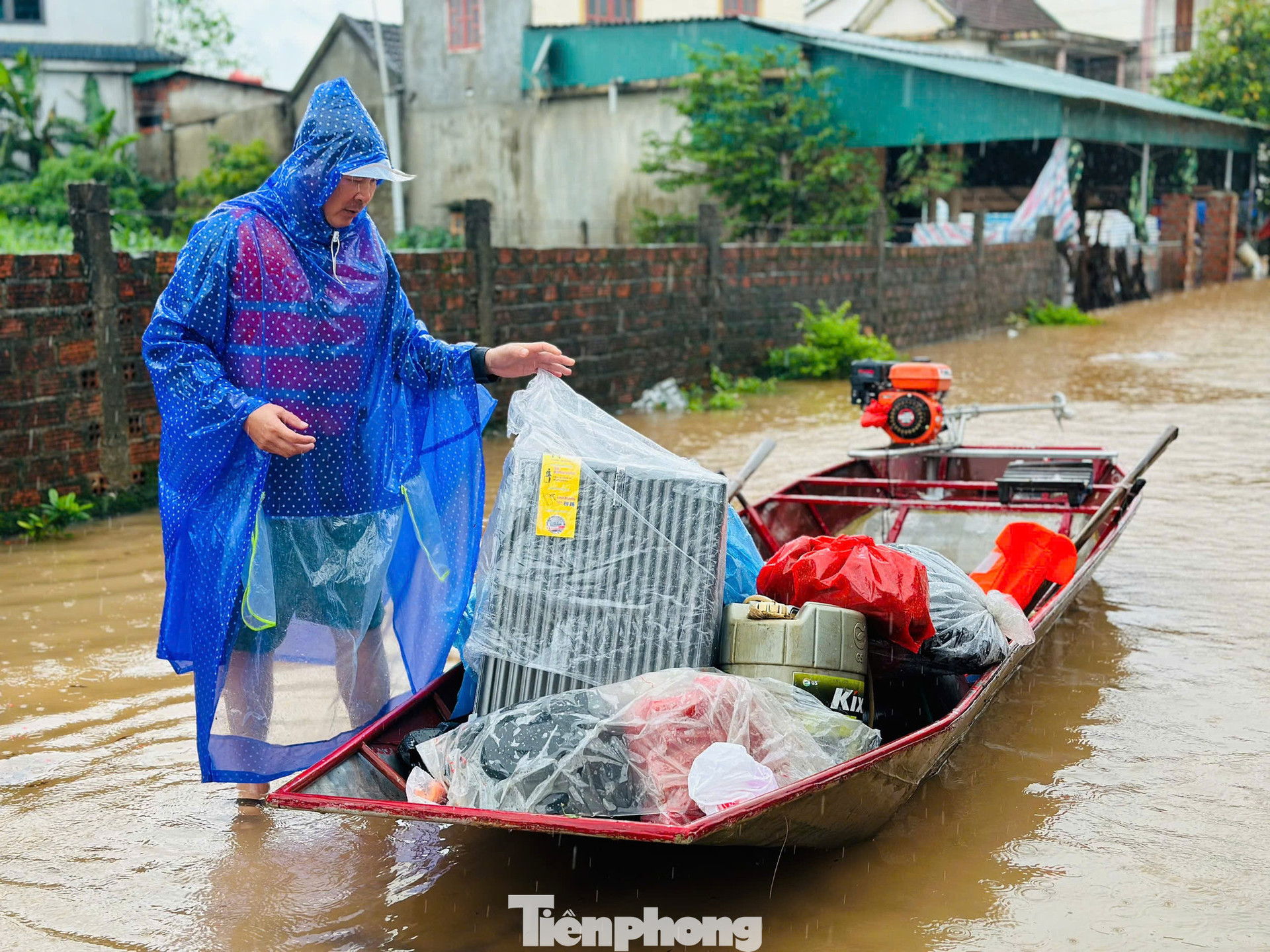 Ông Lê Đình Đồng mất 1h đồng hồ di chuyển vượt dòng lũ chở con trai cùng hành lý ra khỏi khu vực ngập để bắt xe ra Hà Nội. tp-sjsksks.jpg