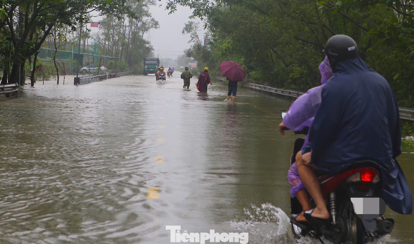 Do nước ngập chia cắt đường về nhà, một số người dân đã dừng, cất xe ở điểm vị trí cao để lội bộ về nhà. tp-sss.jpg