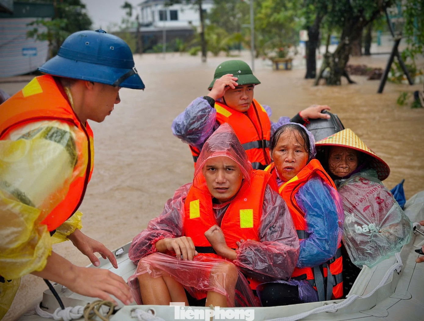 Ngập lụt tại khu vực xã Cẩm Duệ, Hà Tĩnh. mua-ha-tinh.jpg